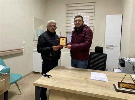 Tayini çıkan doktora mahalle muhtarından plaket